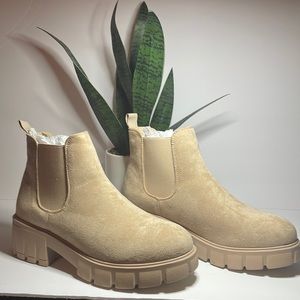 Sz 11 Tan Suede Ankle Boots By Cushionaire